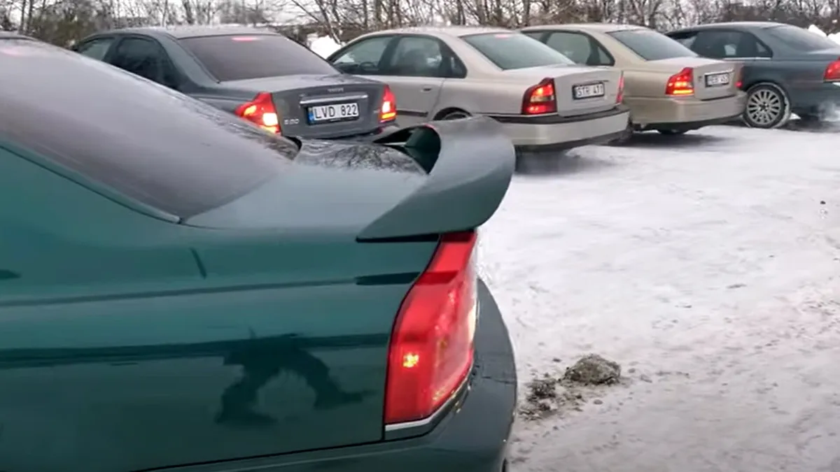 A folosit 15 mașini Volvo ca să-și ceară iubita în căsătorie. VIDEO