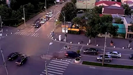 Accident spectaculos cu șase mașini în București surprins de camerele de supraveghere - VIDEO