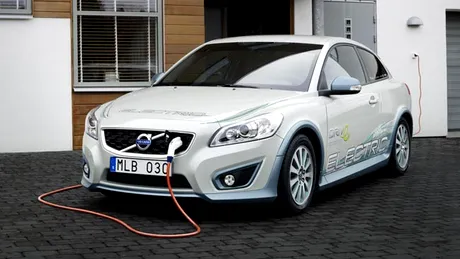 Premieră Volvo pentru maşinile electrice: încărcarea totală a bateriilor în doar 1,5 ore