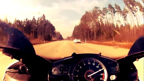 Mercedes-Benz SL 63 AMG vs Yamaha R1, la 300 km/h. VIDEO