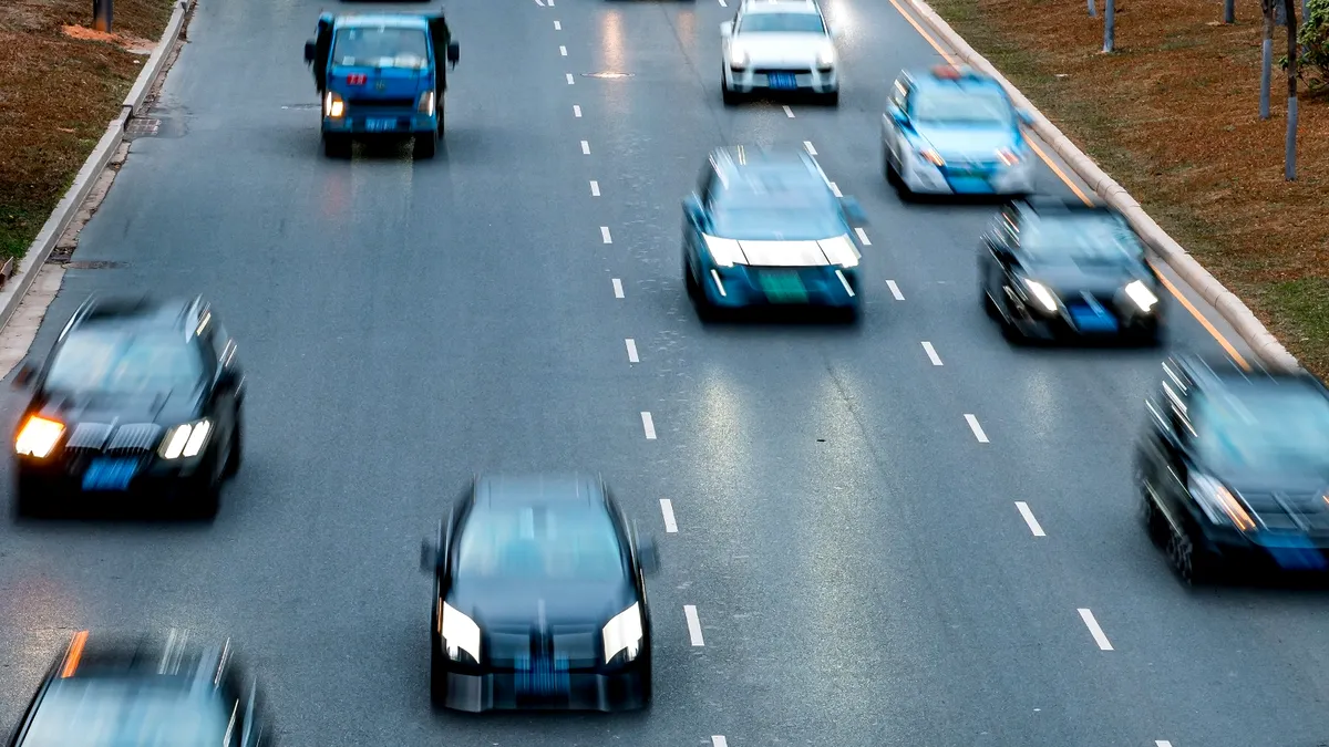 Vopsea reflectorizantă, folie sau număr rabatabil? Care e singura variantă legală prin care scapi de rovinietă, în 2025