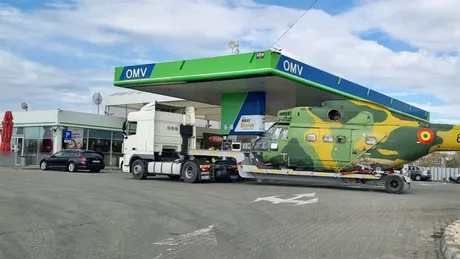 Imaginea săptămânii: Un elicopter al armatei a fost fotografiat într-o benzinărie din Focșani