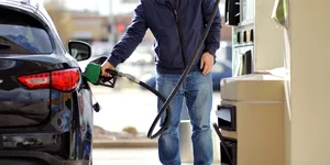 2026: Benzina și motorina se scumpesc în prima zi a anului. Cât costă un plin de carburant