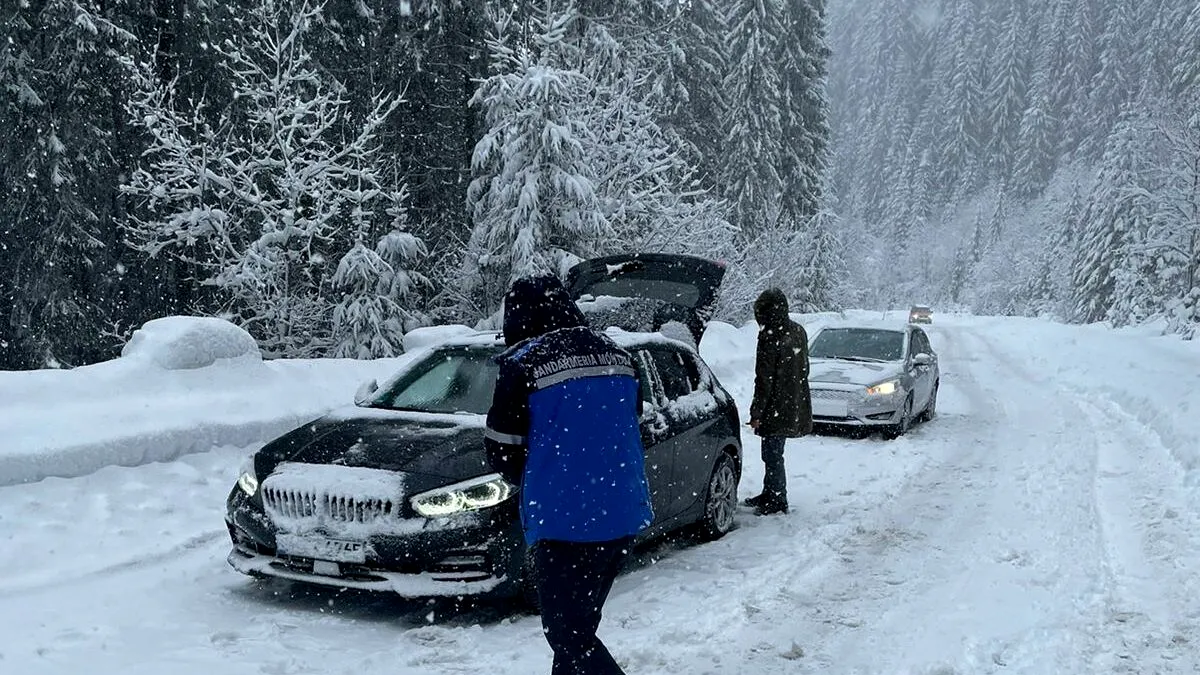 Jandarmeria a salvat șoferi înzăpeziți între Transalpina și Voineasa - VIDEO