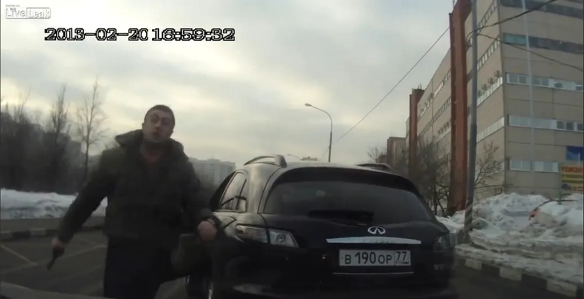 Ai pistol şi ameninţi cu el în trafic? Nu uita să tragi frâna de mână… VIDEO