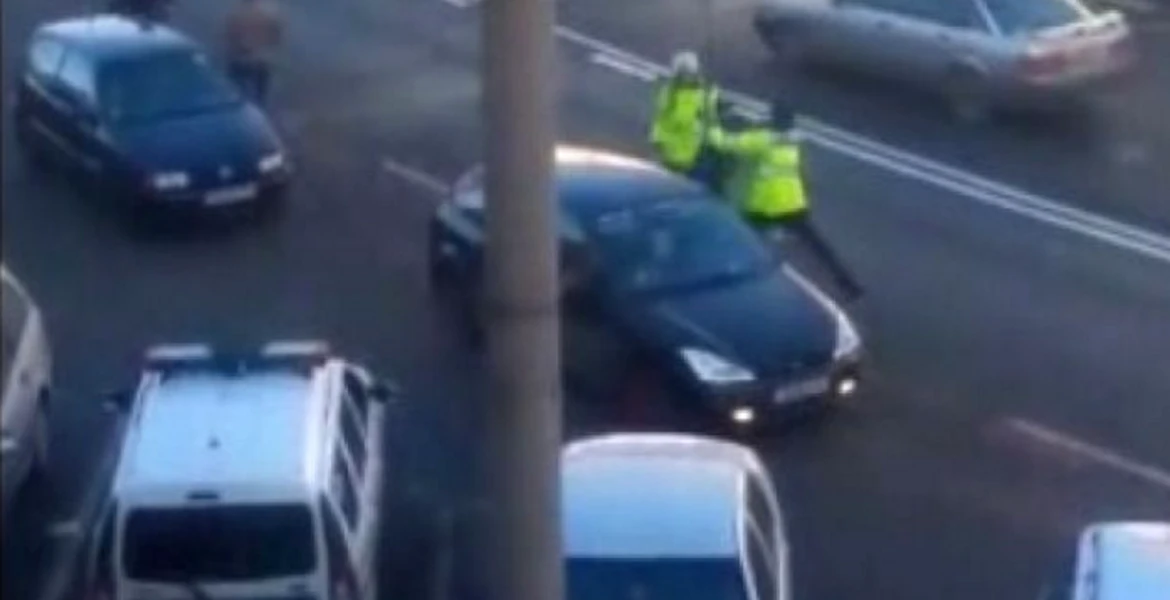VIDEO – Poliţişti agresaţi în plină stradă la Sibiu. Ce riscă cei acuzaţi de ultraj