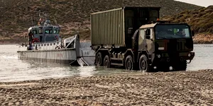 Forțele Aeriene cumpără ateliere mecanice mobile transportabile pe vehicule. Acestea permit reparații pe câmpul de luptă sau în teren neamenajat