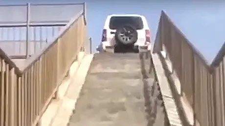 Un Suzuki Jimny face o întoarcere neortodoxă pe autostradă - VIDEO