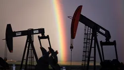 Petrolul trece din nou de 100 de dolari pe baril. Motorina din România este deja aproape de 11 lei/litru