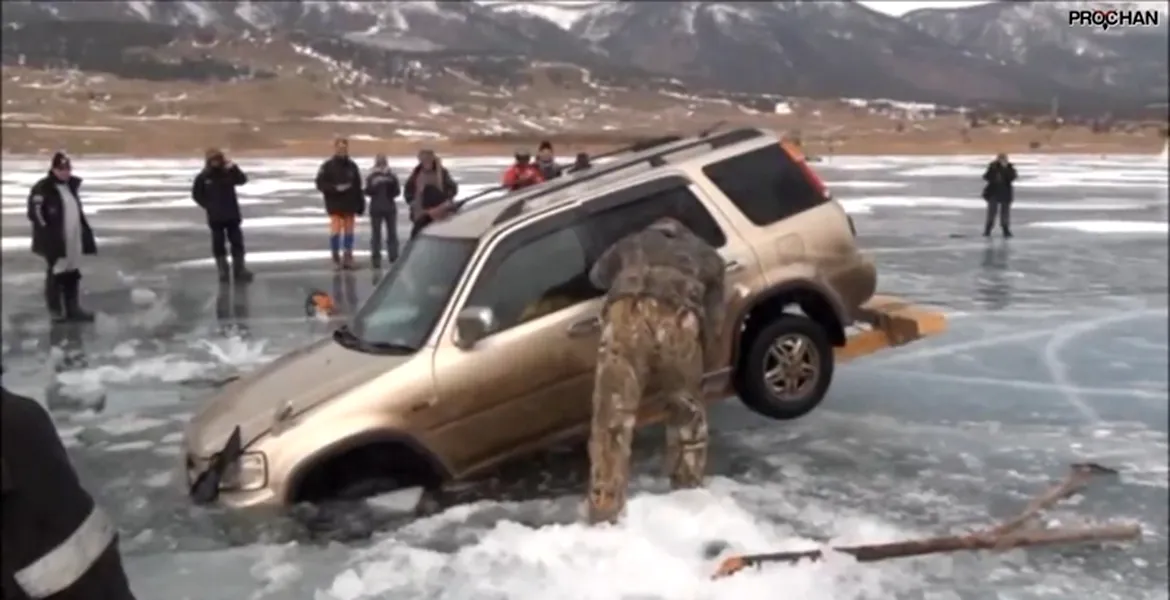 Cum scoţi o maşină dintr-un lac îngheţat, în stil rusesc. VIDEO