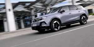 Opel Grandland, acum în versiune pur electrică și tracțiune integrală. 325 CP și până la 500 km autonomie