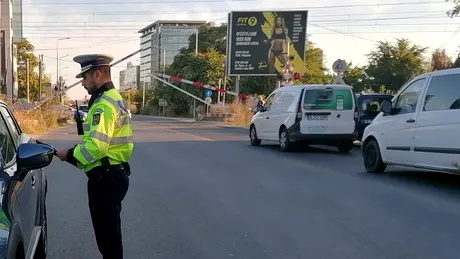 Ce amendă a primit un șofer care a lovit o barieră aflată la nivel cu calea ferată