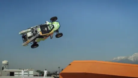 VIDEO: Hot Wheels bate recordul mondial la săritura-şurub cu maşina