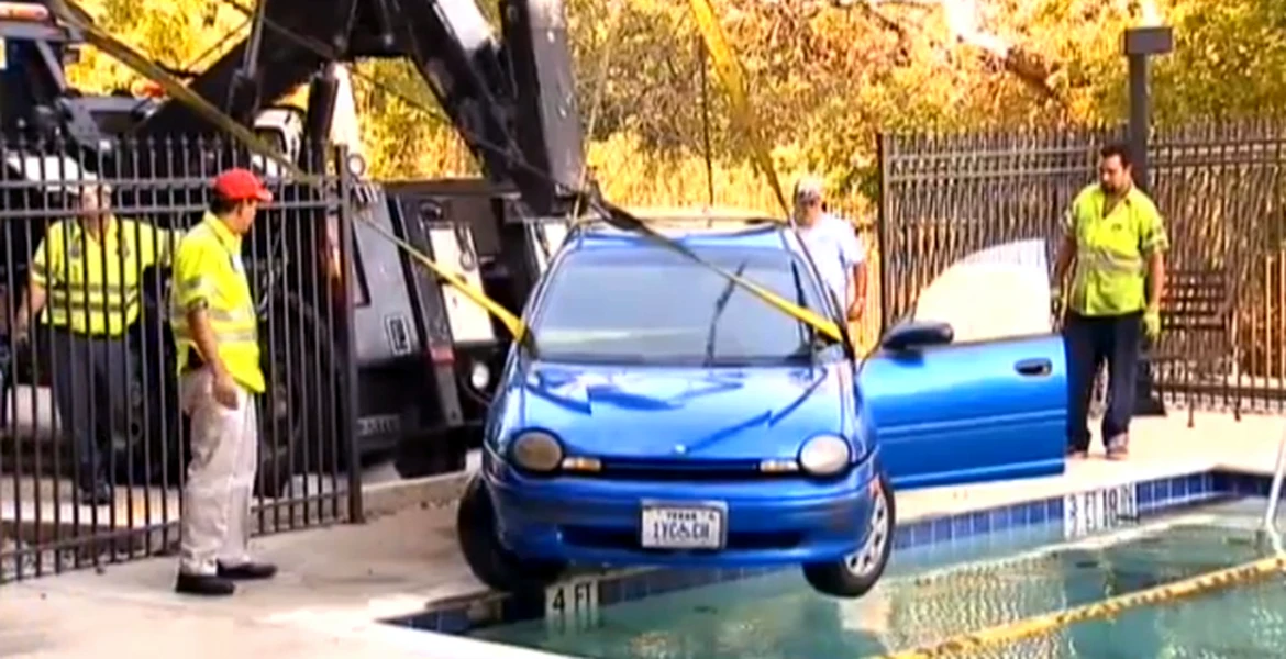 VIDEO: Bunicuţa care a plonjat cu maşina în piscină