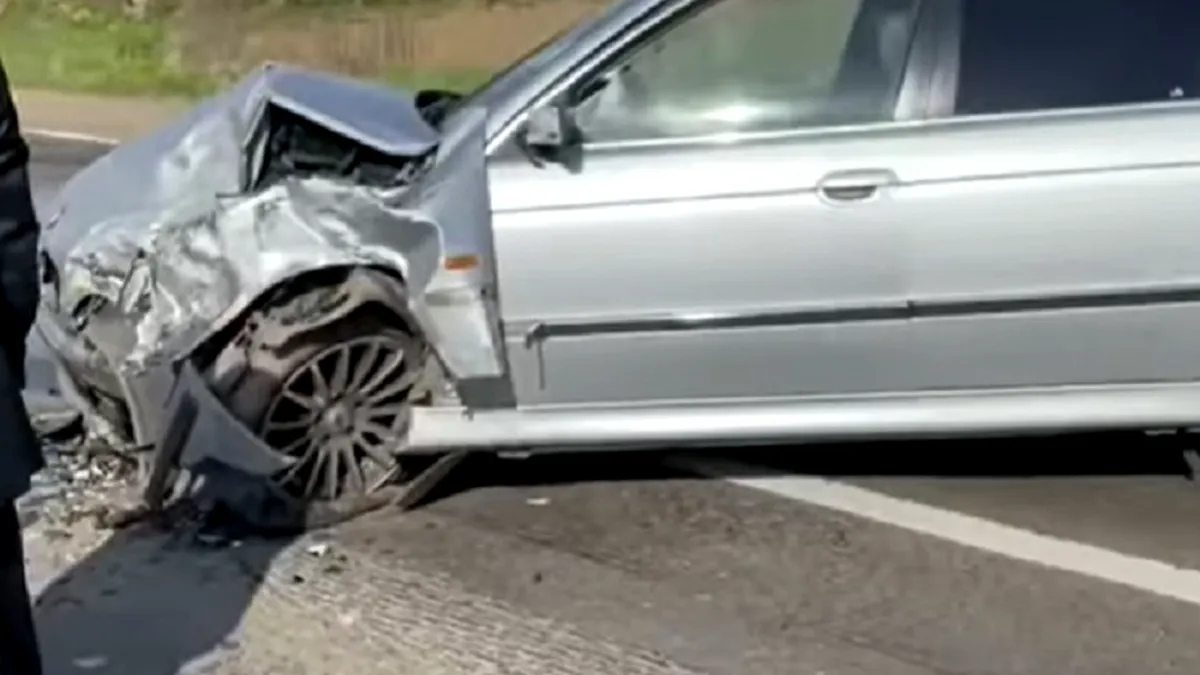 „Marţi 13“, confirmat pentru mai mulți șoferi. Accident între două autoturisme şi un camion - VIDEO