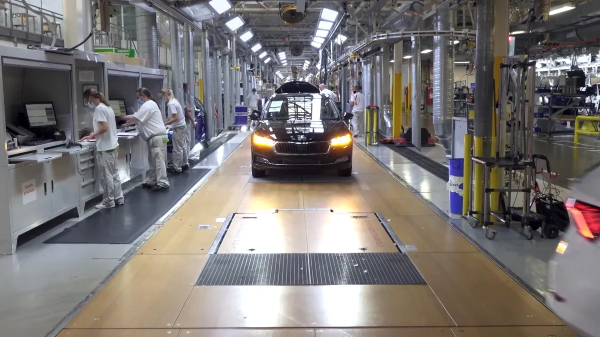 Cum se fabrică Skoda Octavia. Imagini de pe linia de asamblare din Mlada Boleslav
