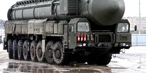 Rusia a folosit din nou o „nucleară” împotriva Ucrainei. Racheta Oreșnik, lansată de pe un vehicul 12×12. Cine produce masivul MZKT-79291?