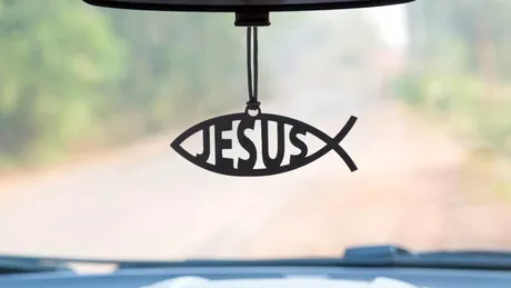 Ce amendă primești dacă lipești „Peștele lui Iisus” pe parbriz? Ce înseamnă acest simbol