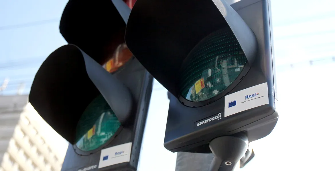 2025: Ce amendă riști dacă nu respecți regula semaforului verde intermitent la dreapta?