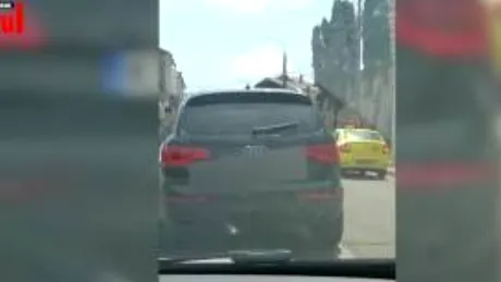 VIDEO - Un Audi blochează calea poliţiştilor şi a inspectorilor ANAF care urmăreau microbuze suspectate că transportă ţigări de contrabandă