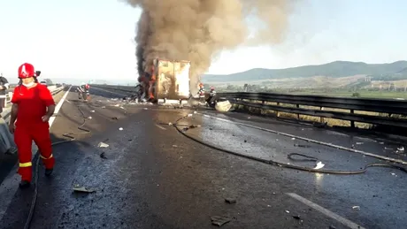 Un camion încărcat cu alimente și băuturi alcoolice a luat foc pe A1 - GALERIE FOTO