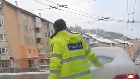 Gest la modă printre polițiști. Oamenii legii curăță lunete în trafic