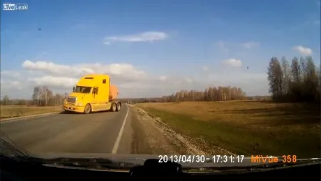 Acest camion vine în viteză spre tine. Ce faci? VIDEO