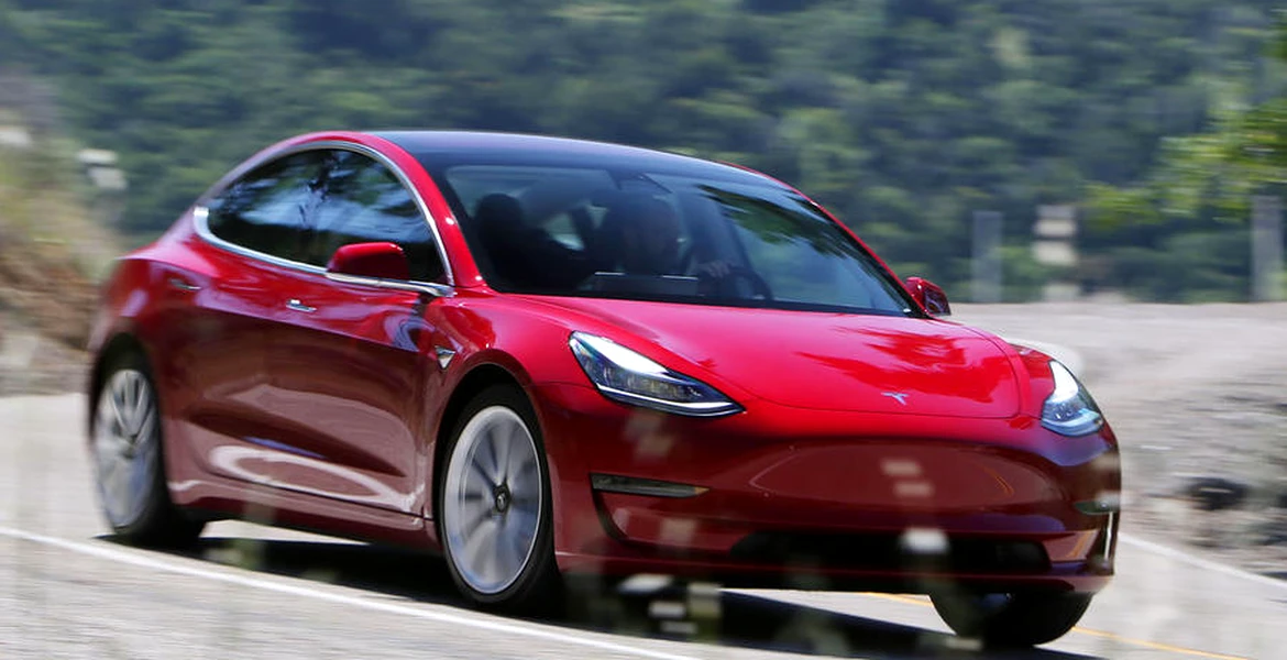 Tesla a oprit imediat producţia primei variante Model 3