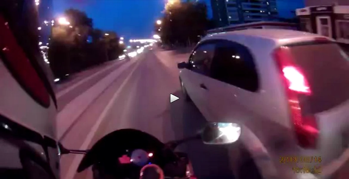 Motocicletă vs. maşină, runda 10. VIDEO