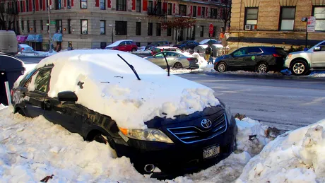 Zăpada de pe acoperiș ți-a avariat mașina? Cine plătește pagubele, în 2026, conform legii