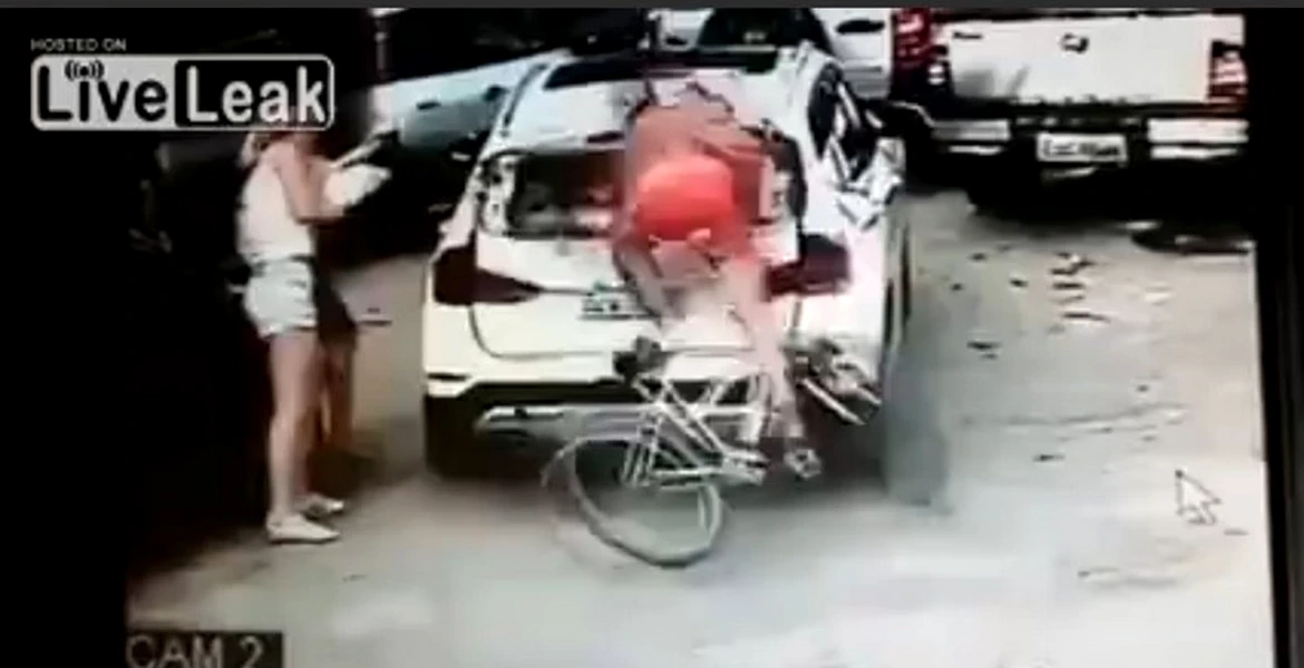 Biciclist cu ochii după blonde distruge spatele unui X1. VIDEO
