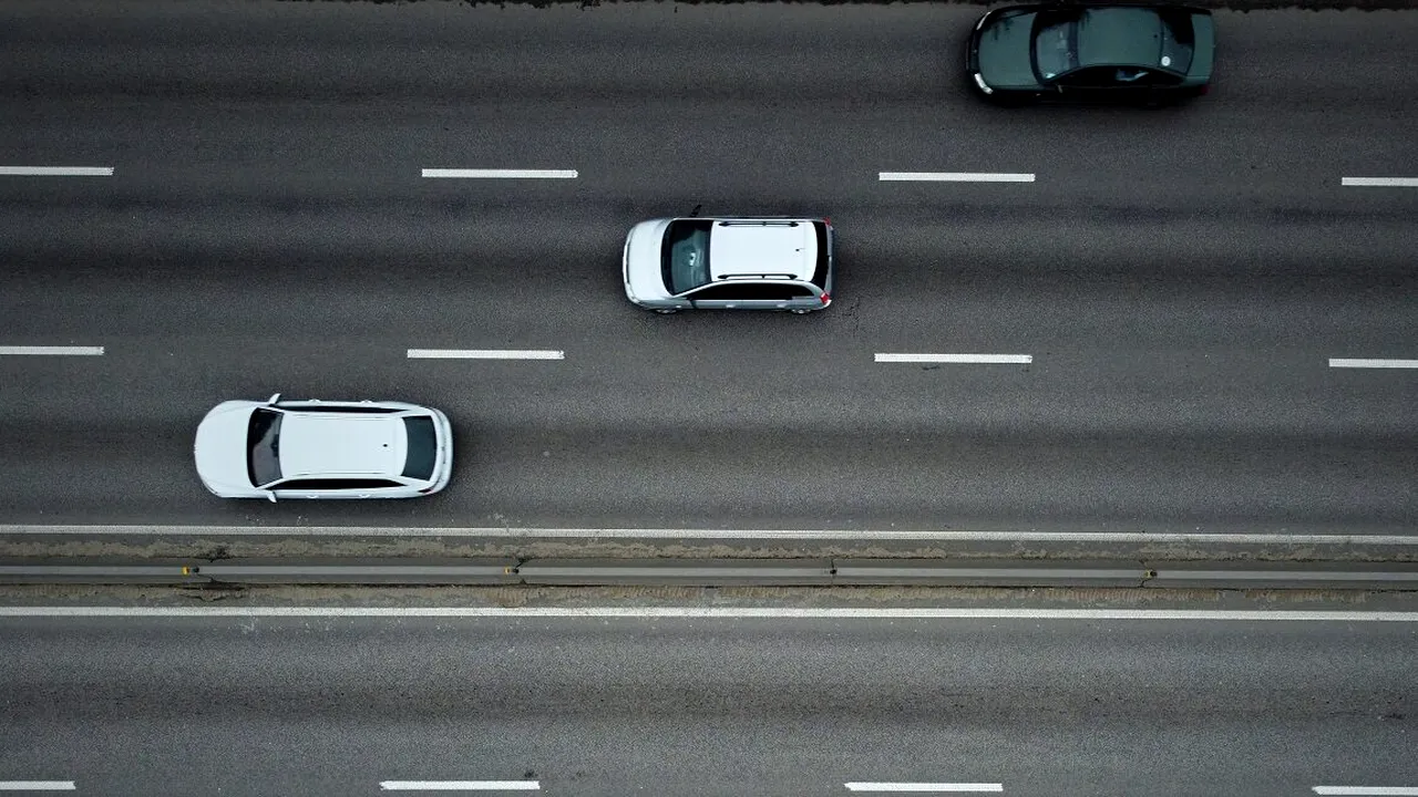 banda-1-si-banda-2-tot-ce-trebuie-sa-stii-despre-circulatia-pe-benzi-diferenta-intre-autostrada-si-in-oras 