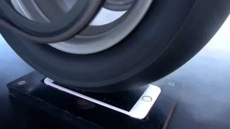 VIDEO. Burnout cu un Ducati 916 pe un iPhone 6S. Ce se întâmplă cu telefonul e uimitor