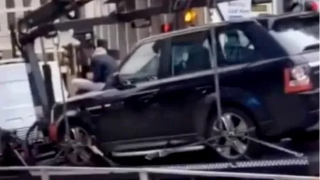 Gestul bizar făcut o tânără în timp ce polițiștii îi ridică mașina. Atât de mult își iubește Range Rover-ul