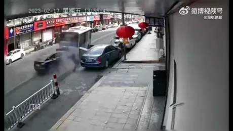 O Tesla a lovit în plin un autobuz. Totul a fost surprins de camerele de supraveghere - VIDEO