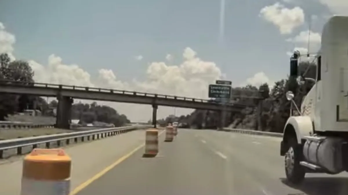 O Tesla Model 3 loveşte 11 jaloane pe autostradă, şoferul dă vina pe funcţionalităţile semi-autonome ale maşinii - VIDEO