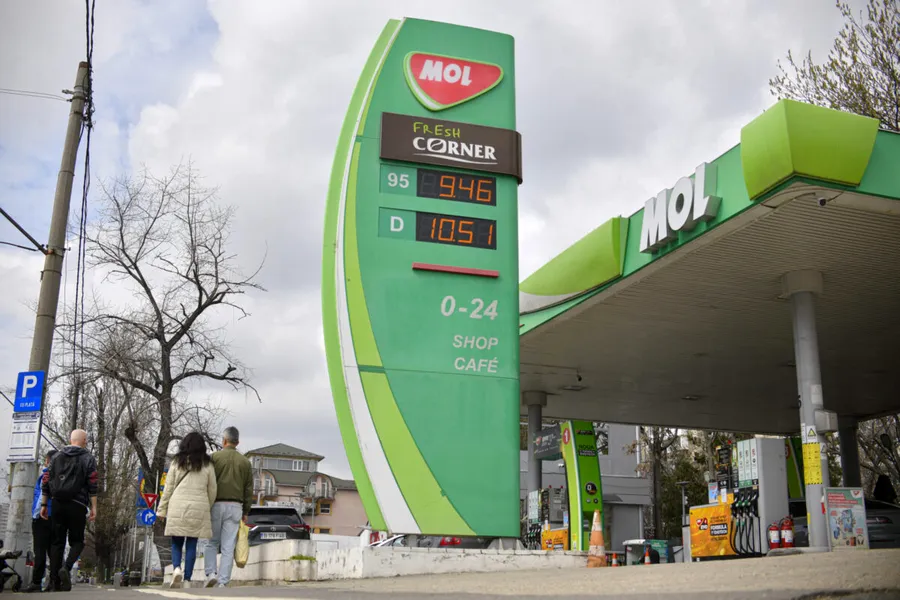 Preturile carburantilor sunt afisate intr-o benzinarie din Bucuresti