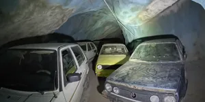 Peste 50 de mașini au fost găsite abandonate într-o peșteră. Modele clasice Volkswagen uitate de timp – VIDEO