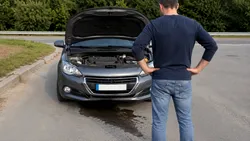 Ai găsit apă sub mașină? Iată care este motivul și în ce situații trebuie să te îngrijorezi