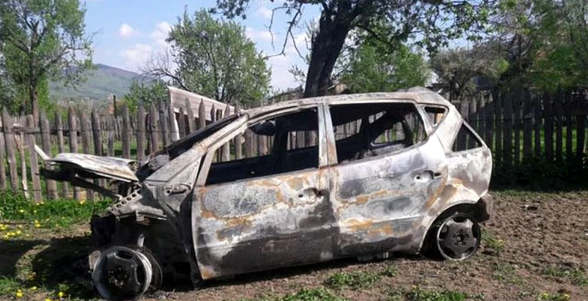 Un şofer şi-a cumpărat o maşină cu care „să-şi facă treaba”, însă era să moară incendiat chiar în ea