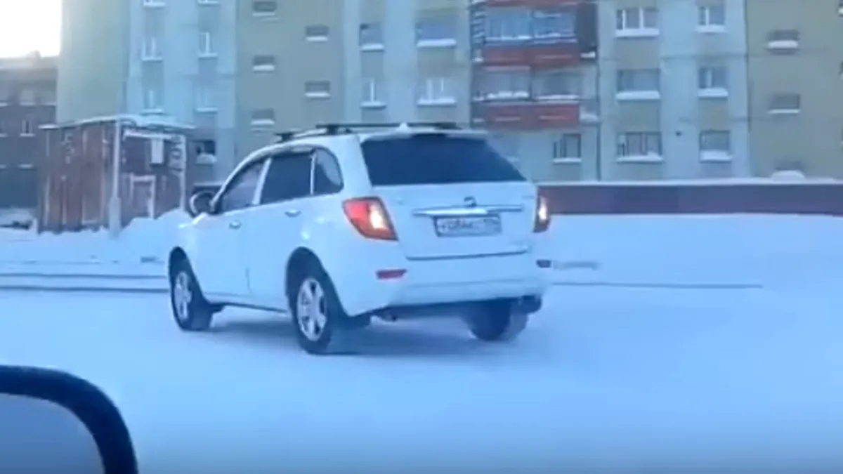 RUSIA - Cum se ridică maşinile parcate ilegal [VIDEO]