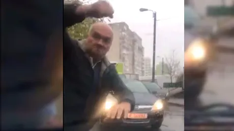 VIDEO Atenţie, români, cefe late în trafic. I-a făcut praf parbrizul cu un pumn de fiară turbată