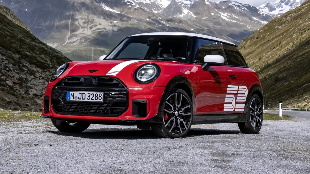 MINI lansează o ediție specială a modelului Cooper. Celebrează 61 de ani de la victoria în Raliul Monte Carlo