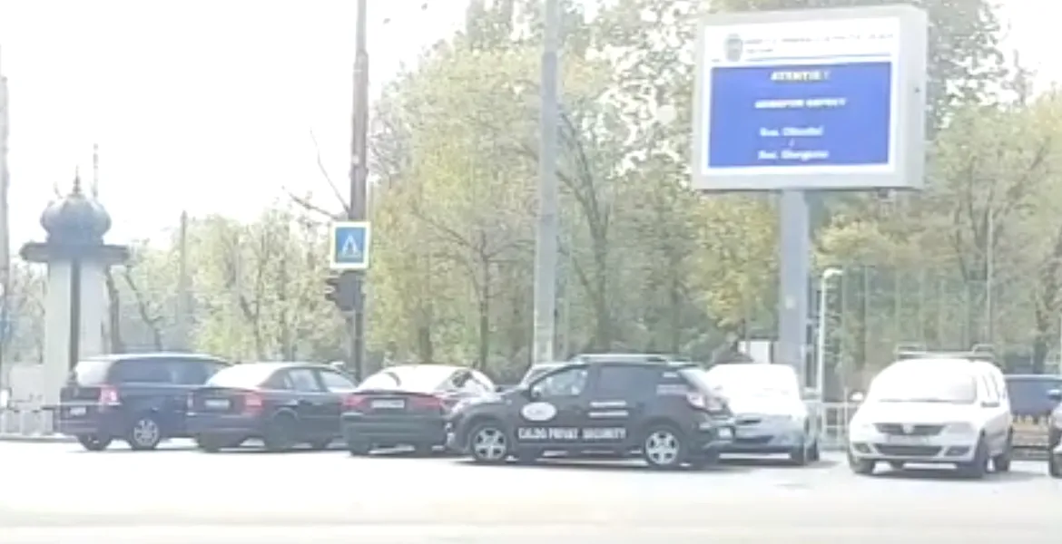 În Bucureşti au apărut panourile digitale care te anunţă dacă semaforul este defect – VIDEO