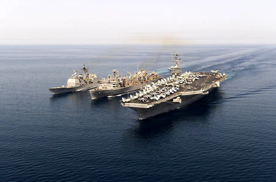 crucisator din clasa ticonderoga (stanga) alaturi de o alta nava si portavionul uss nimitz