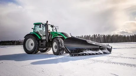 Tractorul Anului 2018. Înlătură zăpada cu o viteză de 73,171 km/h - VIDEO