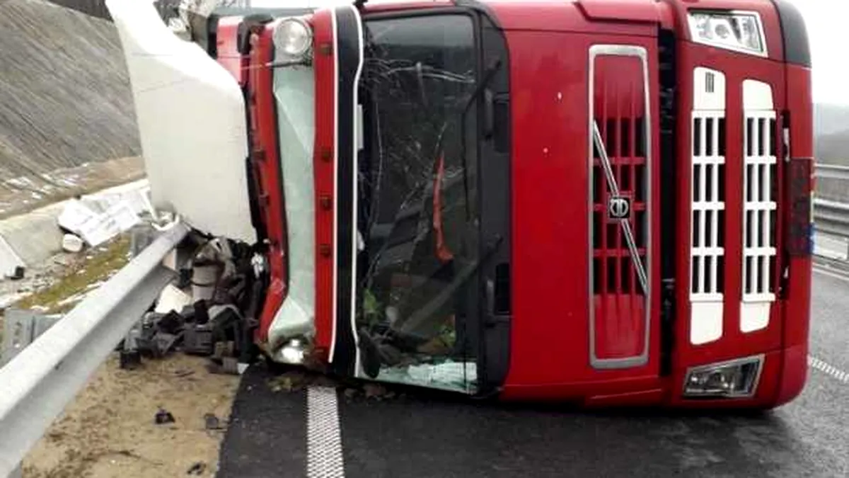 S-a răsturnat TIR-ul cu mașini... de spălat pe autostrada Lugoj-Deva