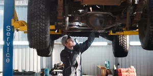 Droguri ascunse în bidoane de ulei și vândute la un service auto din Iași. „Vulcanizarea” costa între 500 și 1.000 de lei
