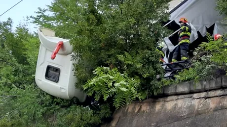 Un TIR a rămas suspendat deasupra magistralei feroviare - VIDEO