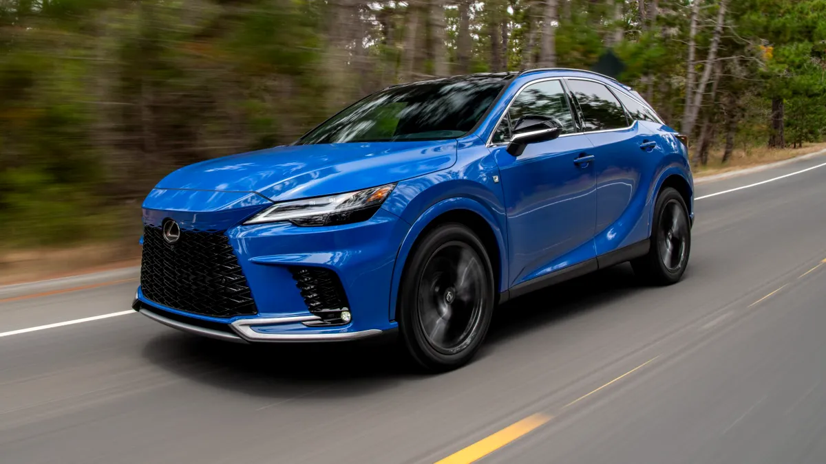 Toyota și Lexus sunt criticate pentru defecte ale bateriilor care au lăsat oamenii blocați în mașini. Semnalul de alarmă tras de o organizație britanică